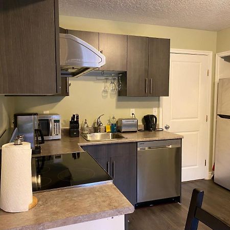 1 Bedroom Suite In Langford. Victoria Esterno foto