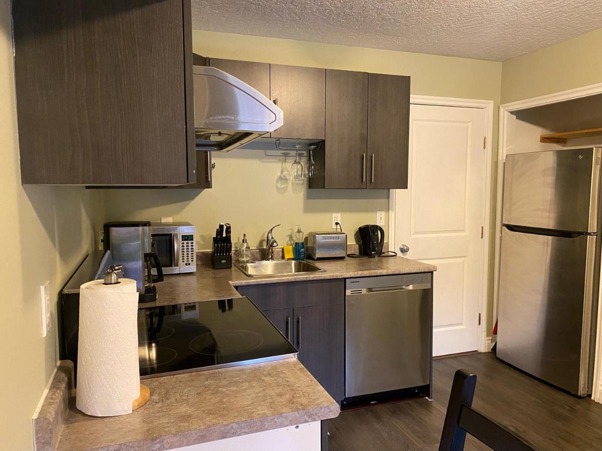 1 Bedroom Suite In Langford. Victoria Esterno foto