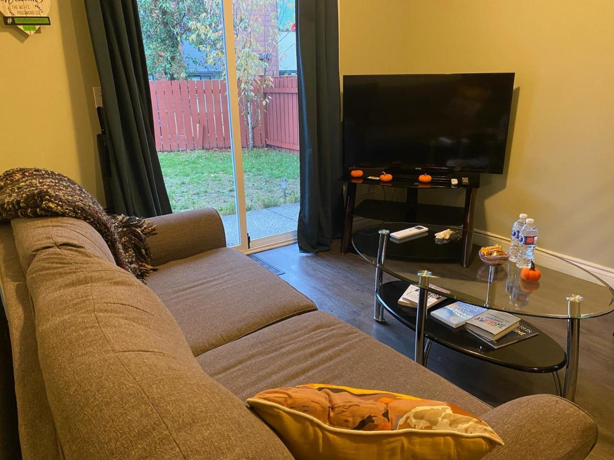 1 Bedroom Suite In Langford. Victoria Esterno foto
