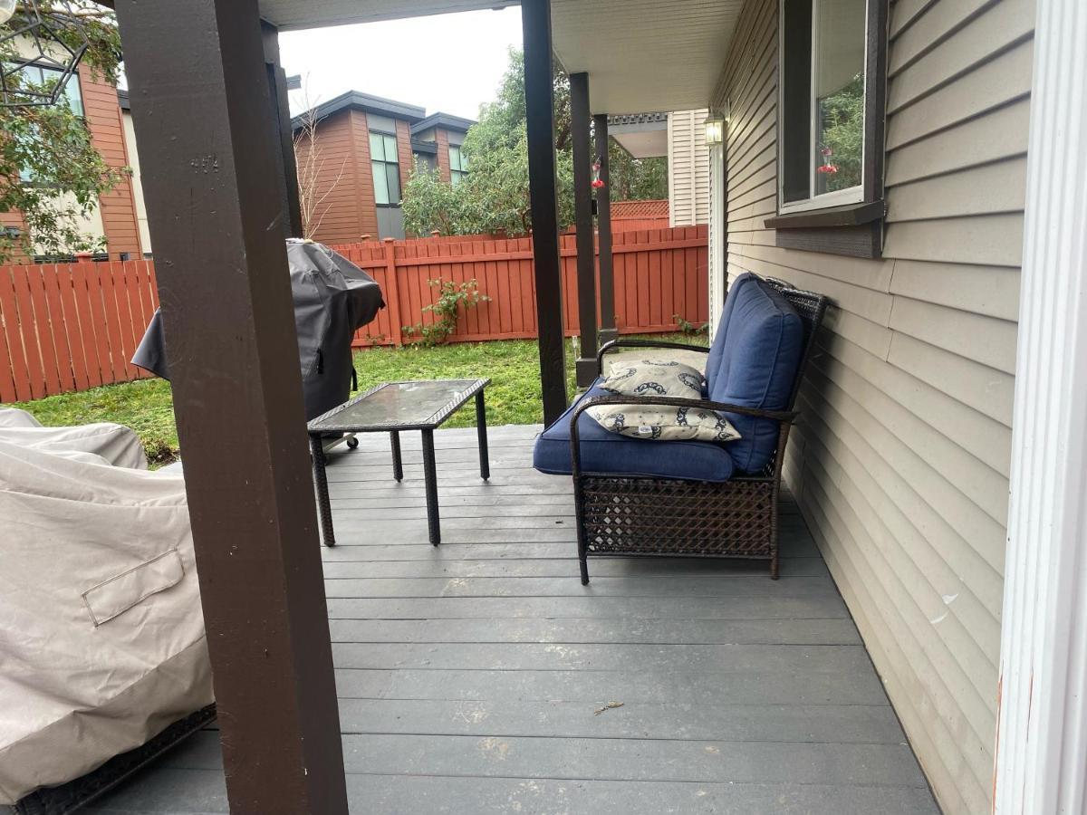 1 Bedroom Suite In Langford. Victoria Esterno foto
