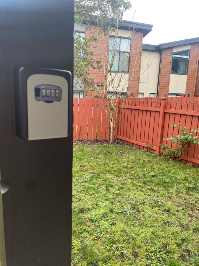 1 Bedroom Suite In Langford. Victoria Esterno foto